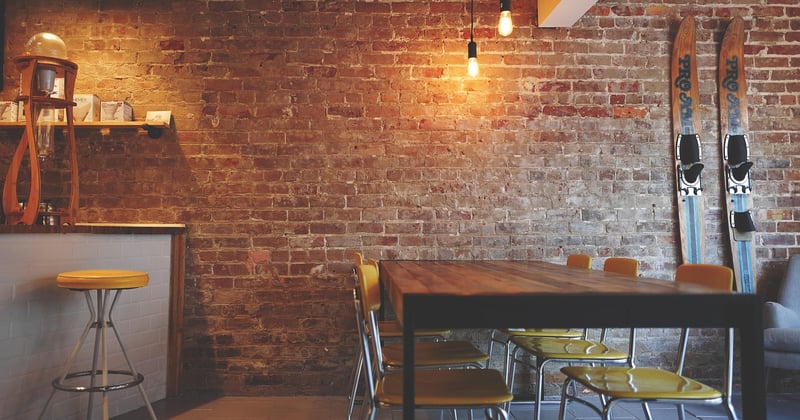 Quel éclairage pour un bar industriel en loft : le guide pratique